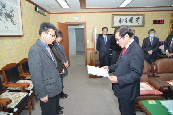 의회사무국 직원 임명장 수여(2013.12.30, 의장실)