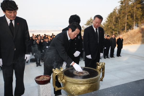 충혼탑 참배(2013.01.01, 사천호국공원)